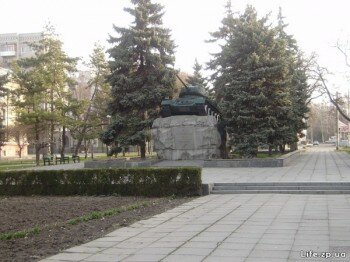 Памятник танкистам, первым ворвавшимся в г. Запорожье при освобождении города в период ВОВ.