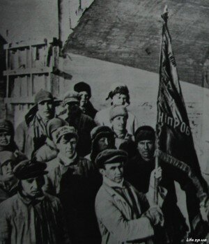 Бригада А. Ткаченко. Им, работавшим на плотине, первым вручено знамя райкома комсомола за ударный труд