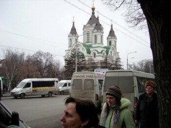 Остановка транспорта ул. Анголенко с видом на Свято-Покровский кафедральный собор.