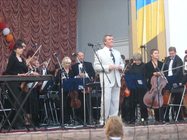 Запорожский симфонический оркестр и его дирижер В. Редя.
