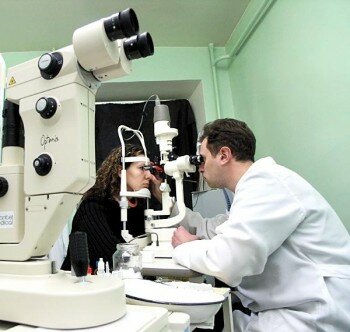 Офтальмолог проводит подробную комплексную диагностику зрения.