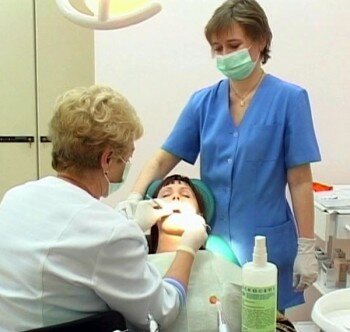 Зубной врач лечит зубы.