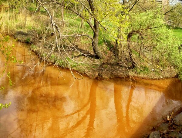 Красная река протекает через Шевченковский район Запорожья.