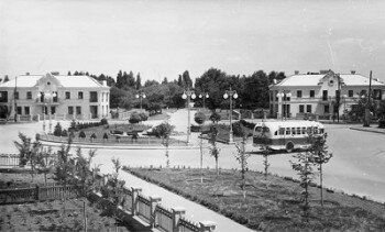 1953 год. Полукруг - конечная остановка автобусного маршрута "Горсовет - Правый берег". Далее - пешком на ЗТЗ.