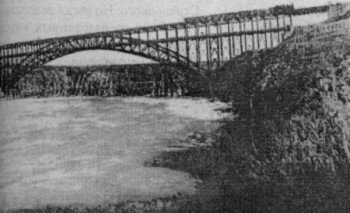 Одноарочный мост через Старый Днепр имел протяженность 370 м.