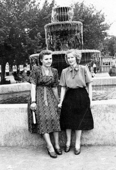 1954 год. Подруги Александра Петрова и Ольга Гаркуша в парке Металлургов.