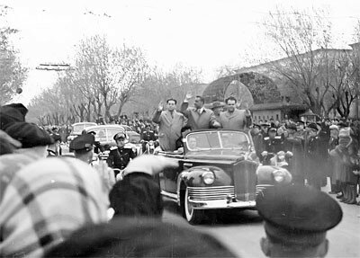 Президент Египта Гамаль Абдель Насер в Запорожье. Кортеж движется по проспекту Металлургов.