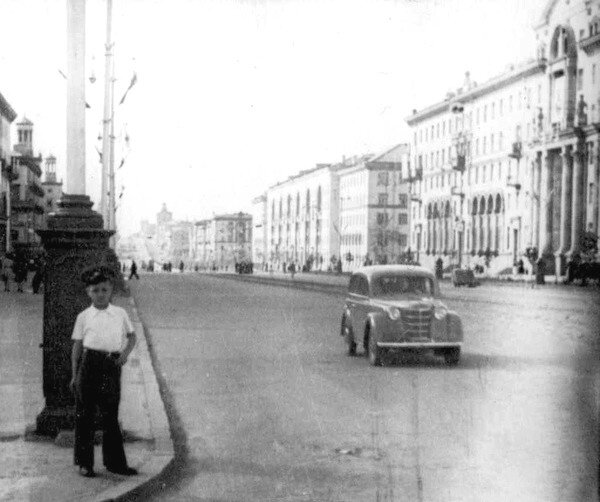 Проспект Ленина в районе ул. Сталеваров. Автор фото Иван Христич, а возле столба стоит сын - Игорь Христич.