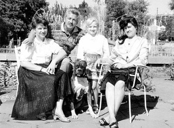1994 год. Татьяна Борщ (слева) с дочерью Викторией, братом Георгием и невесткой Ларисой у фонтана на площади Маяковского.