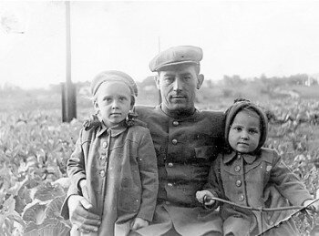 Начало 50-х годов. Сергей Соколов с дочками среди капусты на огороде у тестя.