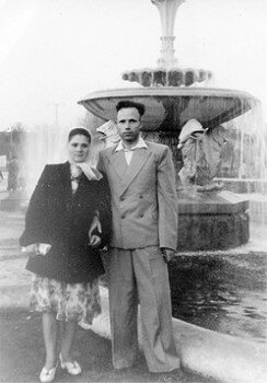 1959 год. Галина и Григорий Симоненко у фонтана в Дубовой роще.