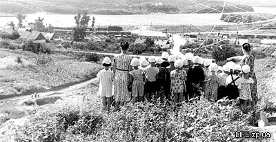 1956 год. Дети из детского сада №2-62 на экскурсии ниже парка ЗТЗ (который тогда только закладывался) к Днепру, в районе карьера.