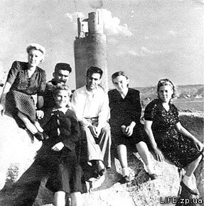 1945 год. Мостостроители и все, что осталось от старого моста через Днепр (камни, на которых сидят люди, да единственная опора видна сзади).