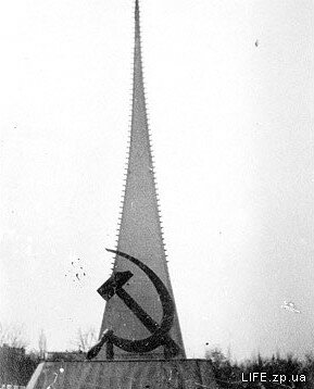 Памятник первопроходцам космоса. 1964 год.