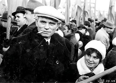 1976 год. Слесарь-инструментальщик цеха №18 моторостроительного завода Николай Кутаренко с дочерью Таней.