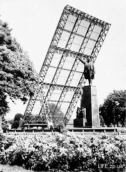 Чтобы защитить памятник Ленину во время взрывных работ, его прикрыли специальными конструкциями с металлической сеткой. 