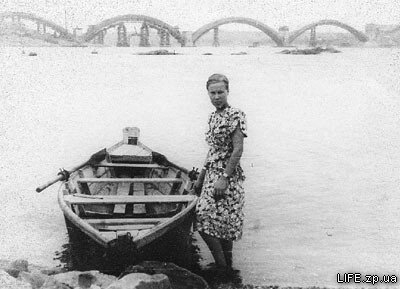 На фотографии учительница СШ №31 Нина Худякова, на заднем плане Строящийся мост Преображенского