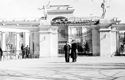 1958 год. Заядлые болельщики Анатолий Клименко и Борис Виберг у входа на стадион "Металлург".