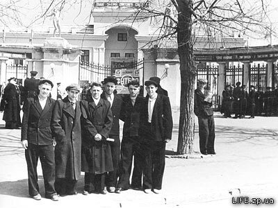 Запорожские болельщики у входа на стадион. 1956 год. 