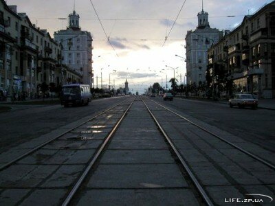 На проспекте Ленина еще присутствуют трамвайные пути