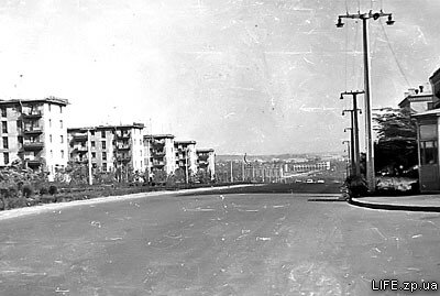 Начало 60-х годов. Вид с площади Профсоюзов на улицу 40 лет Советской Украины в сторону старой части.
