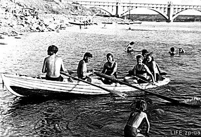 Запорожцы отдыхают невдалеке от нового моста Преображенского, 1953 год