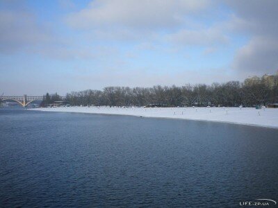 Вид на зимний Ждановский пляж