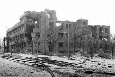 Разрушенное в результате боев здание управления ДнепроГЭСа