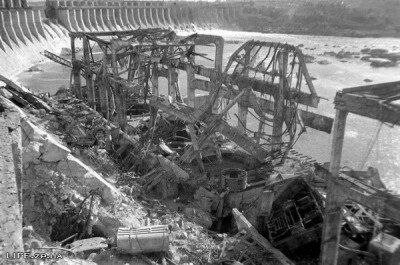 Взорванный немцами машинный зал ДнепроГЭСа. 1944 г.