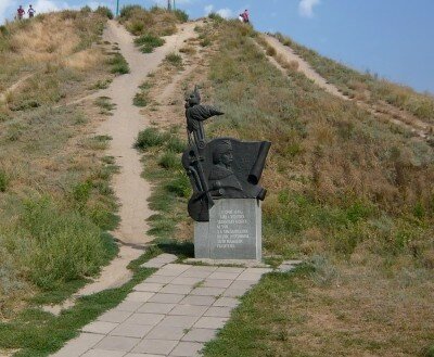 Памятный знак Богдану Хмельницкому установлен в честь побед над войсками Речи Посполитой.