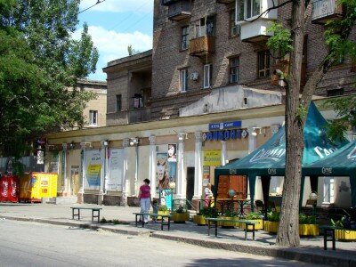 Расположен в помещении бывшего кинотеатра "Украина" напротив ЗГИА. Банкетный зал на 80 мест. Домашняя и европейская кухня.