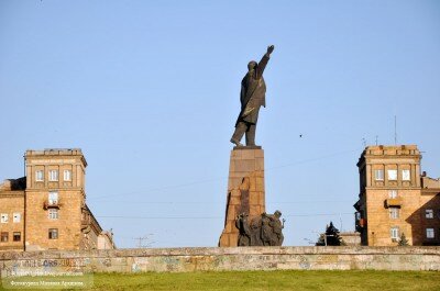 Бронзовая фигура основателя советского государства выполнена в монументальных обобщающих формах. 