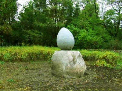 Памятник яйцу на острове Хортица
