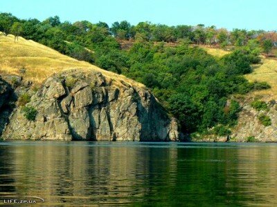 Скалы на острове Хортица