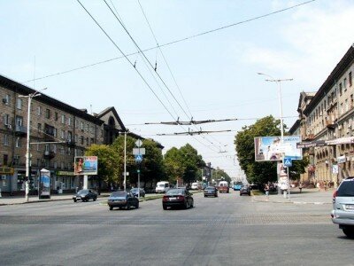 В этой части проспект Ленина застроен почти одинаковыми сталинскими домами