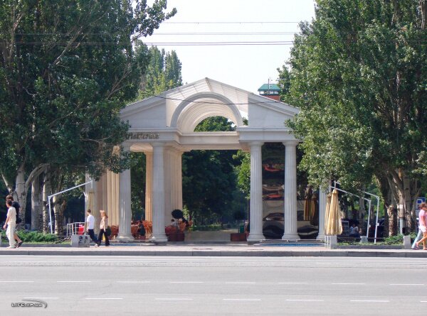 На перекрёстке проспекта Ленина и проспекта Маяковского