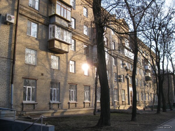 Первый этаж занимает музыкальная школа №2 на улице Сталеваров 17