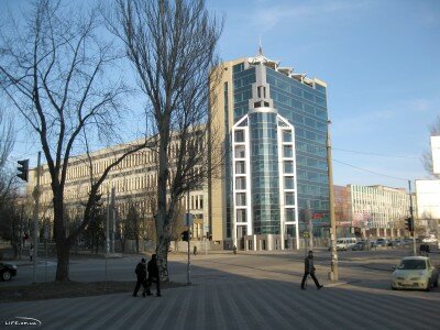 Реконструированное из корпуса завода Гамма на перекрестке проспекта Маяковского и ул. Победы