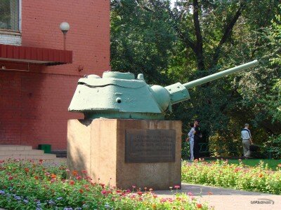 Памятник танкистам-освободителям города на остановке транспорта Запорожсталь