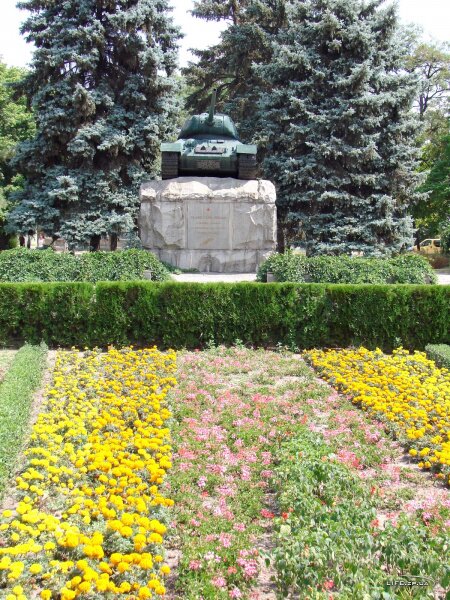 Памятник танкистам на площади Советской