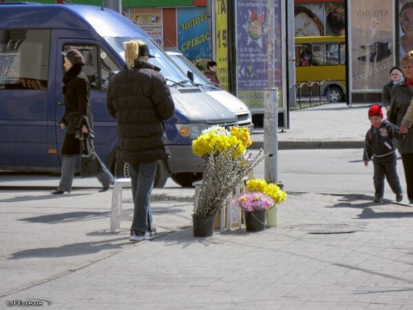 Продавец цветов на проспекте Металлургов