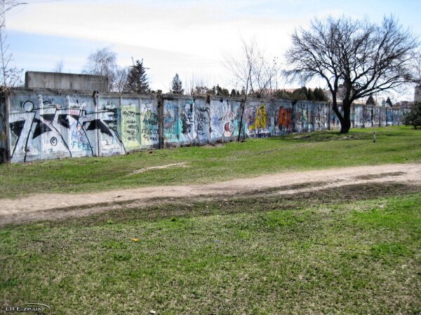 Забор для граффити в районе 12 Апреля