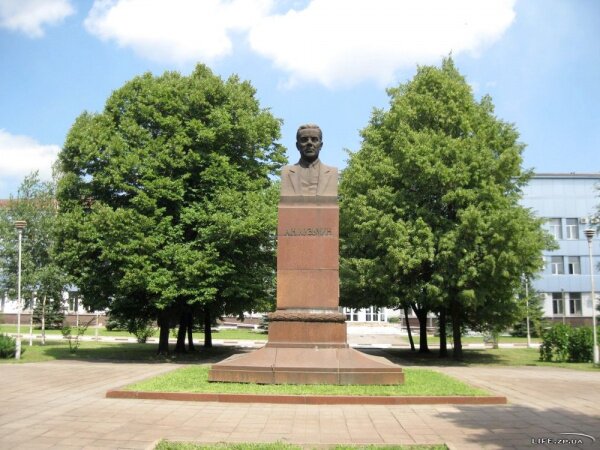 Памятник А.Н.Кузьмину возле заводоуправления з-да «Днепроспецсталь»