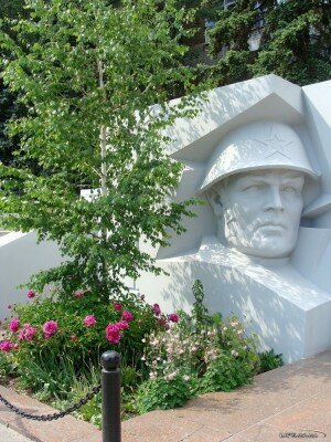 Памятник погибшим работникам завода в Великую Отечественную войну