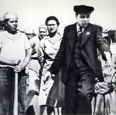 Первый секретарь Запорожского обкома партии Л.И. Брежнев на одном из участков Запорожстроя, 1947 год.