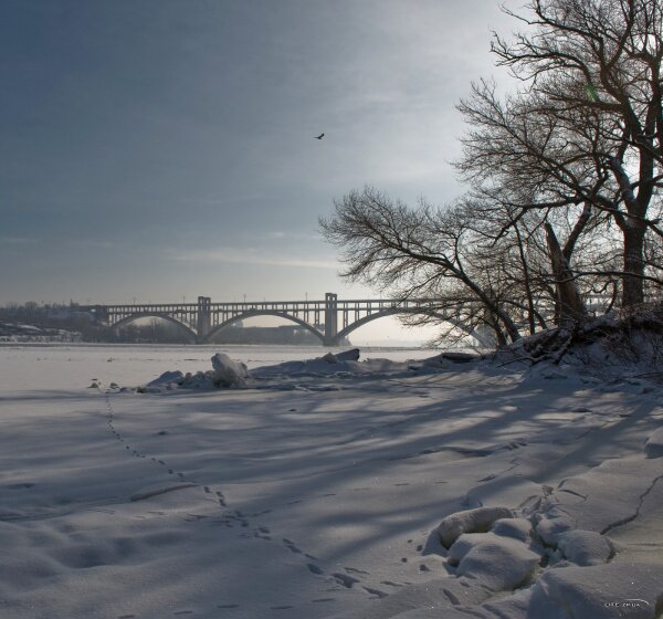 Зимняя река Днепр, вид на мост Преображенского