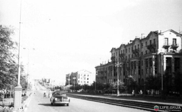 Лето 1956 года. Пр.Ленина от ул.12 Апреля до пр.Жданова. Автомобиль в 1956 году еще большая редкость.