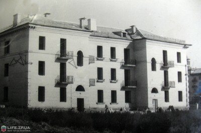 Дом в стадии строительства по ул. Панфиловцев 10. Раньше назывался «преподавательский дом». Фото 50-х годов.