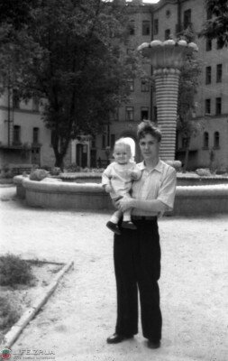 Фонтан во дворе на углу пр.Ленина и ул.Верхней, лето 1953 года