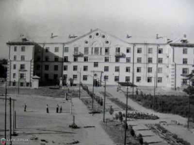 Общежитие Запорожского Индустриального техникума и его внутренний двор,приблизительно 1953-1956 года.